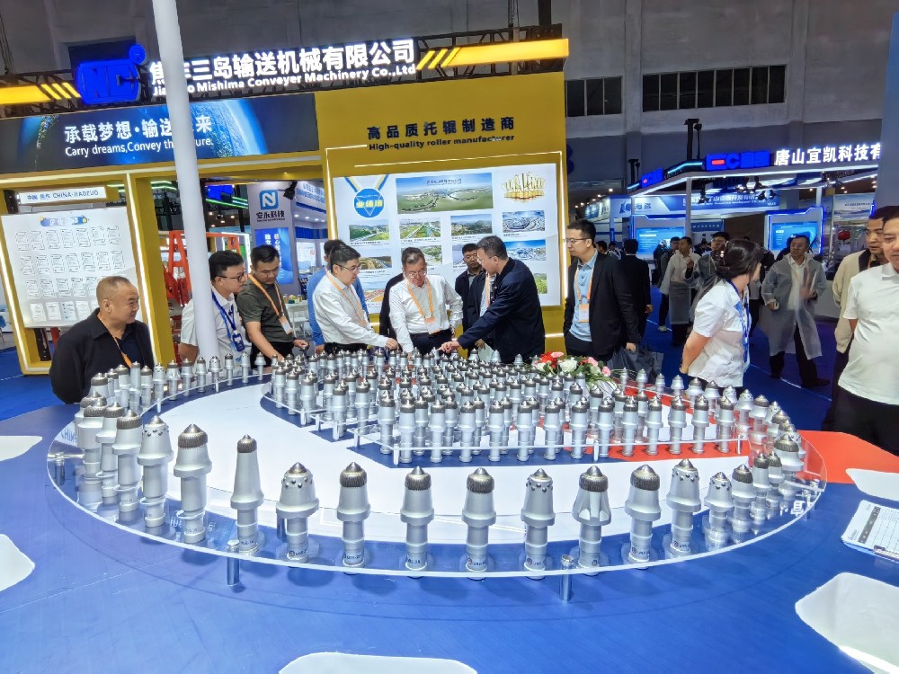 榆林展会首日 H320 展位实业盛况